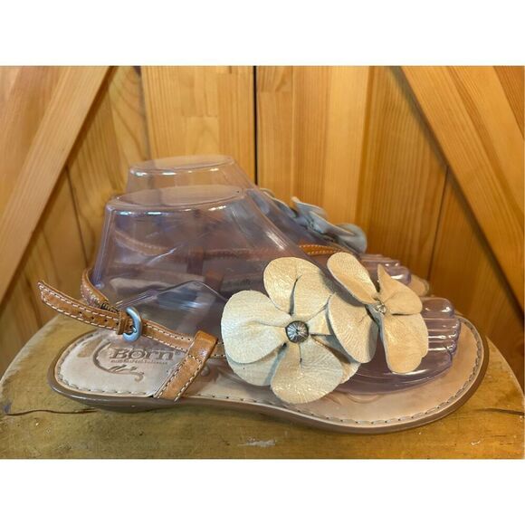 Born Hand Crafted Footwear Women’s 7 Floral Strappy Sandals Slip Ons Read - Picture 1 of 11